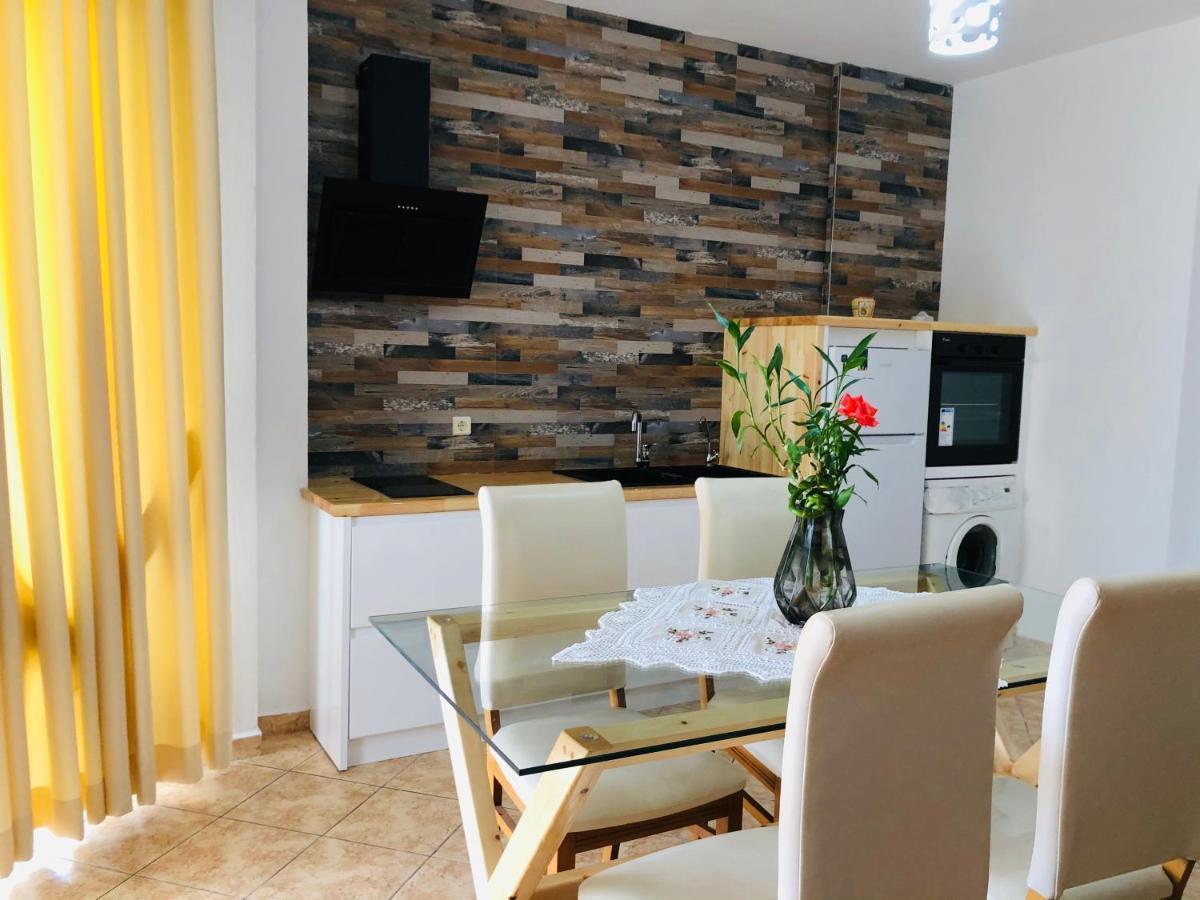 Flora Apartments Sarande Exterior photo